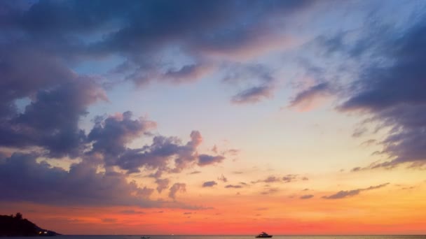 島の上の日没の超絶風景甘い空 カタビーチで海に沈む太陽プーケットタイ4Kストック映像旅行のコンセプトでビデオ 甘い空の背景 — ストック動画