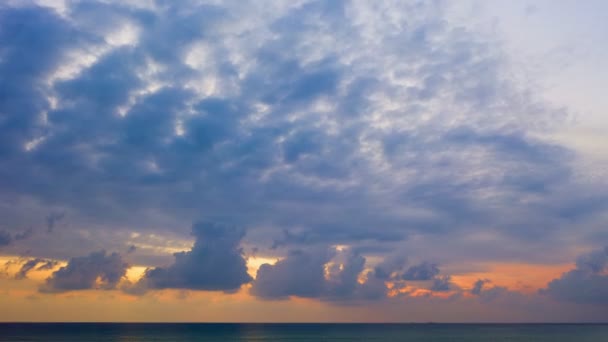 島の上の日没の超絶風景甘い空 カタビーチで海に沈む太陽プーケットタイ4Kストック映像旅行のコンセプトでビデオ 甘い空の背景 — ストック動画