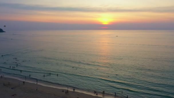 Εναέρια Άποψη Όμορφο Ηλιοβασίλεμα Πάνω Από Τον Ωκεανόόμορφο Χρυσό Ηλιοβασίλεμα — Αρχείο Βίντεο