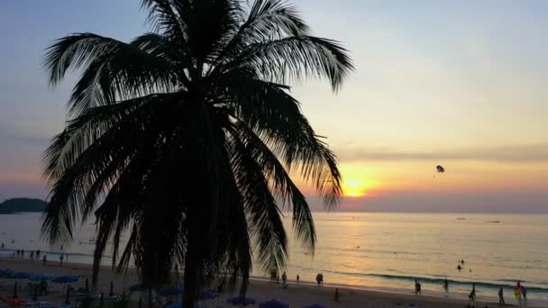 カラオンビーチのココナッツチャンネルで海の上の美しい夕日 水平線の景色太陽の光空の背景にカラフルな光のシーン — ストック動画