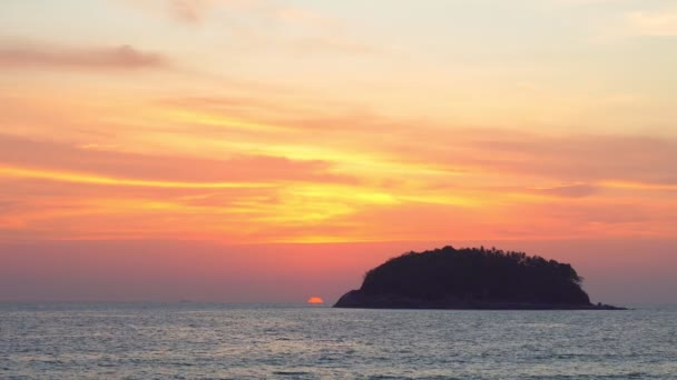 風景黄色太陽が海に沈む カタビーチの夕日で甘い空に美しい移動雲 プーケットタイ旅行のコンセプトの4Kストックビデオ — ストック動画
