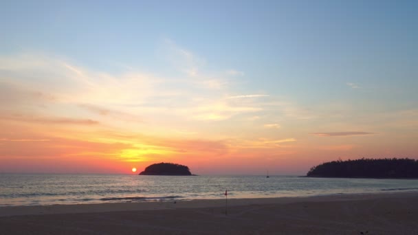 風景黄色太陽が海に沈む カタビーチの夕日で甘い空に美しい移動雲 プーケットタイ旅行のコンセプトの4Kストックビデオ — ストック動画