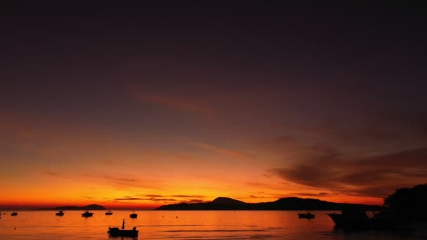 Antenni Näkymä Kaunis Auringonnousu Yläpuolella Kalastusalusten Luo Kauniin Heijastuksen Vedessä — kuvapankkivideo