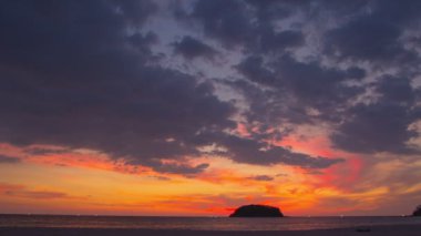 Güzel okyanus ve gökyüzü arkaplanı. Gün batımı ya da gün doğumu gökyüzü