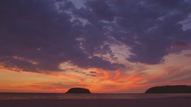 Güzel okyanus ve gökyüzü arkaplanı. Gün batımı ya da gün doğumu gökyüzü