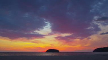 Güzel okyanus ve gökyüzü arkaplanı. Gün batımı ya da gün doğumu gökyüzü