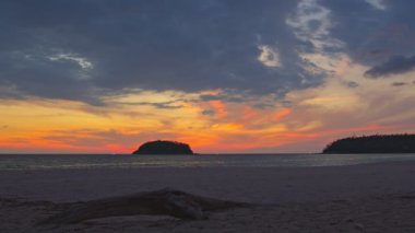 Güzel okyanus ve gökyüzü arkaplanı. Gün batımı ya da gün doğumu gökyüzü