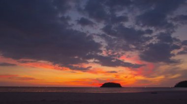 Güzel okyanus ve gökyüzü arkaplanı. Kata sahilinde gün batımı ya da gündoğumu gökyüzü