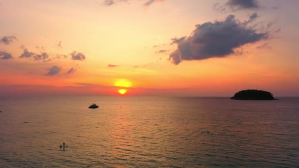 Вид Повітря Над Пляжем Ката Гладкі Хвилі Зеленому Морі Sunset — стокове відео