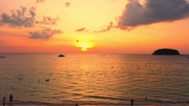 Sunset 푸르른 바다의 매끄러운 컨셉의 동영상 관광객들은 해변을 즐기고 — 비디오