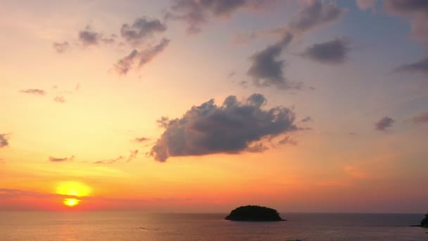 カタビーチの上空からの眺め 日没時の緑の海の波 4Kストック映像旅行のコンセプトのビデオ 空の雲を背景にビーチ沿いの海では観光客が楽しんでいます — ストック動画