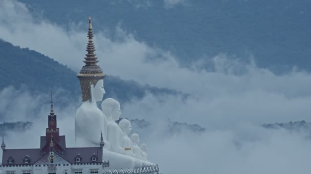 ワット プラの大きな白い5つの仏像タイのPhetchabun Thailandの美しい有名なランドマークのPha Son Kaew寺院 霧の海の背景 — ストック動画