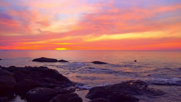 在地平线上方的黄昏 红色的天空场景 在海洋视频4K上 红色的日落 自然录像高品质的镜头 色彩斑斓的浪漫天空夕阳与变化的红空背景 — 图库视频影像