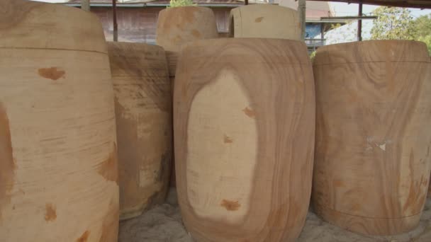 Большие Куски Дерева Разрезаны Куски Сделать Различные Типы Drums Forming — стоковое видео