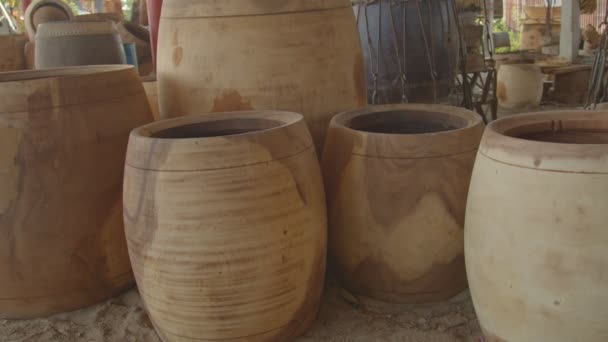 Большие Куски Дерева Разрезаны Куски Сделать Различные Типы Drums Forming — стоковое видео