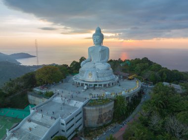 Phuket Büyük Buda 'da gökyüzü ve mavi deniz manzarası..