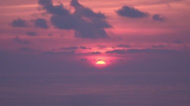 Patong Beach, Phuket 'te günbatımı dünyanın en iyi turistik beldelerinden biriydi. Bulutlar Patong plajı üzerinde hareket ediyor. Phuket Tayland ve 4K çözünürlük görüntüleri..