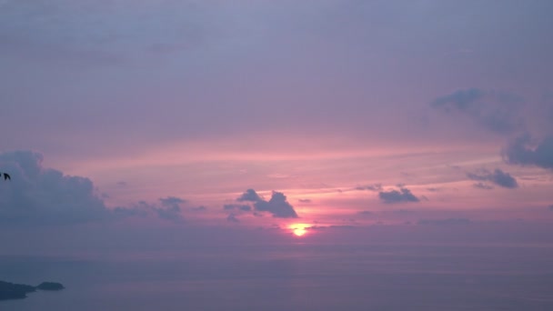 風景世界有数の観光地であったプーケットのパトンビーチの夕日パトンビーチの上に雲が動いています 4K解像度の映像 — ストック動画
