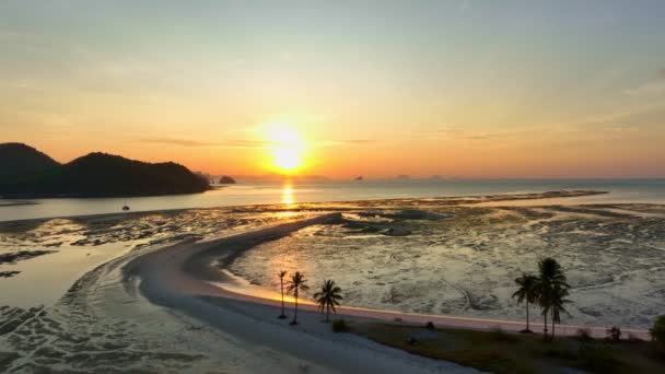 Niesamowita Piaszczysta Plaża Złotym Wschodzie Słońca Piaskownica Rozciąga Się Dół — Wideo stockowe