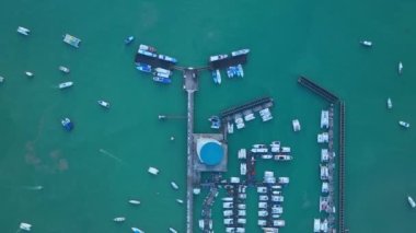 Hava manzaralı Chalong körfezi alacakaranlık renklerinde. Phuket Körfezi 'ndeki takımadaların üzerindeki ilk ışık seyahat konseptinde 45. hisse senedi ve 45. hisse senedi görüntüleridir..