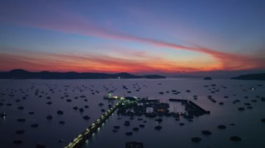 Gökyüzü renk değiştirir, Tayland 'da gün batımı güzeldir.