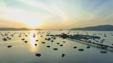Hava manzaralı Chalong körfezi alacakaranlık renklerinde. Phuket Körfezi 'ndeki takımadaların üzerindeki ilk ışık seyahat konseptinde 45. hisse senedi ve 45. hisse senedi görüntüleridir..