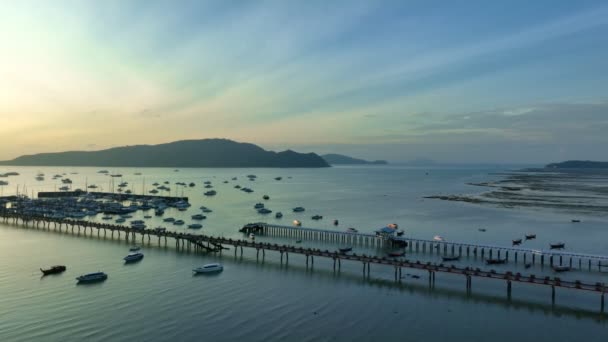Pandangan Udara Teluk Chalong Dalam Warna Warni Senja Cahaya Pertama — Stok Video