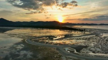 Altın gün doğumunda kumlu muhteşem bir sahil. Gün batımında Laem had Sahili 'nde, Koh Yao Yai, Tayland' da bir kum kayalığı uzanır. Gün doğumunda muhteşem renkli manzara manzarası..