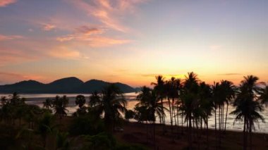 Koh Yao Yai 'deki Laem had Sahili' nin havadan görünüşü, Phuket ve Krabi Tayland arasındaki ada. Hindistan cevizi ağaçlarının üzerinde gün doğumunda çarpıcı gökyüzü manzarası. Tropikal bir manzara..