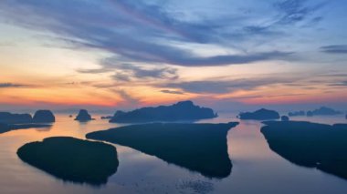 Mangrov ormanının üzerindeki alacakaranlıkta hava manzarası güzel. Mangrov ormanından Andaman denizine uzanan büyük bir kanal. Mangrov ormanının üzerinde süzülen sis..