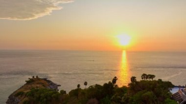 Promthep CapePromthep Burnu 'nda gün batımında gökyüzü Phuket adasının en popüler ve ünlü manzarasıdır. En turist her zaman gün batımını görmeye gelir.. 