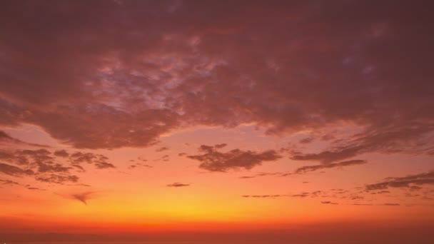 촬영은 황혼에 하늘을 배경으로 Promthep Cape 섬에서 인기있고 광경이다 배경의 — 비디오