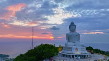 Hava fotoğrafçılığı çok güzel Phuket. Tepedeki büyük Buda. Phuket 'in ünlü simgesi. Alacakaranlıkta Phuket Büyük Buda 'nın güzel pembe gökyüzü manzarası. Ufuk arkaplanda pembe gökyüzü.