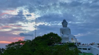 Hava fotoğrafçılığı çok güzel Phuket. Tepedeki büyük Buda. Phuket 'in ünlü simgesi. Alacakaranlıkta Phuket Büyük Buda 'nın güzel pembe gökyüzü manzarası. Ufuk arkaplanda pembe gökyüzü.