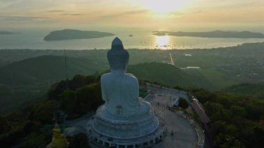 Phuket Büyük Buda 'nın gökyüzü arkaplanındaki havadan hiperlapse görüntüsü. Phuket beyaz büyük Buda, Phuket' in ünlü simgesidir. Havadan panoramik manzara Phuket Büyük Buda.