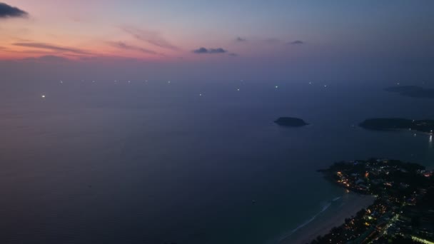 Воздушный Вид Огни Мерцали Вдоль Пляжей Ночью — стоковое видео