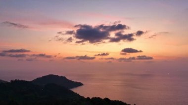 Üç plaj manzaralı deniz manzaralı güzel hava manzaralı Kata Noi plajı, Kata plajı ve Karon plajı manzaralı güzel bir yer. 