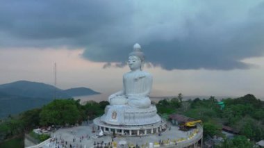 Phuket Büyük Buda 'nın güzel alacakaranlık manzarası, Phuket' in 360 derecelik manzarası, Buda 'nın büyük bakış açısı seyahat ve dini fikirler için video klipler, karanlık gökyüzü arka planında pürüzsüz bulut..
