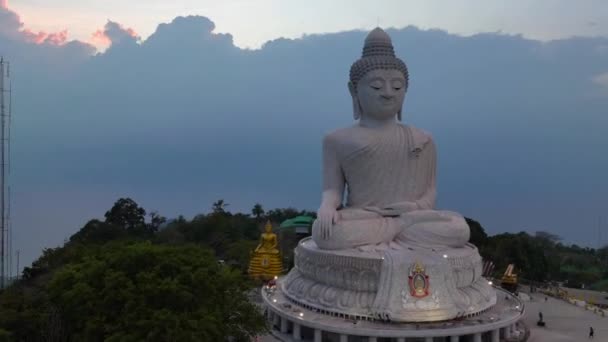 Luchtfoto Hyperlapse Uitzicht Rond Phuket Grote Boeddha Prachtige Schemering 360 — Stockvideo