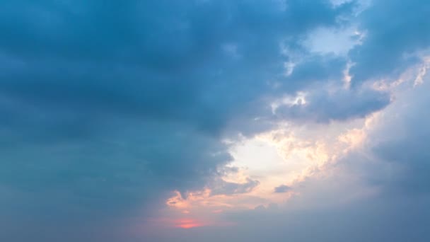 Повітряний Гіперпроміжок Хмари Покривають Небо Сонце Світить Крізь Хмари Ввечері — стокове відео