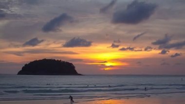 Kata plajı Phuket 'te alacakaranlıkta zaman haritası renkli gökyüzü soyut doğa arka planı. Gün batımında ada üzerinde tatlı ışık ışınları ve diğer atmosferik efektlerle... 4k video. 
