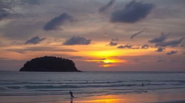 Kata plajı Phuket 'te alacakaranlıkta zaman haritası renkli gökyüzü soyut doğa arka planı. Gün batımında ada üzerinde tatlı ışık ışınları ve diğer atmosferik efektlerle... 4k video. 