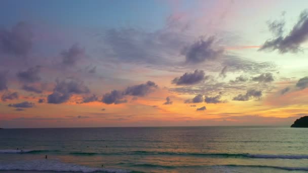 Vista Aerea Cielo Colorato Crepuscolo Sulla Spiaggia Kata Phuket Sfondo — Video Stock