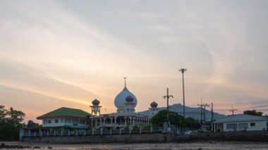 Gün batımında caminin zaman aşımı. Rawai Camii denizin yanındadır. Akşamları, denizden yansıyan güneşin gölgesi çok güzeldir..