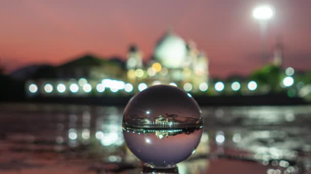 玻璃球内清真寺的时差视图 日落时在海边美丽的清真寺 日落时 清真寺的反光与海水相映成趣 — 图库视频影像