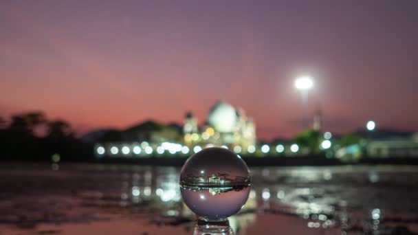 Коли Минув Час Побачили Мечеть Всередині Скляного Балу Гарна Мечеть — стокове відео