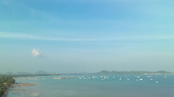 Luchtfoto Hyperzicht Chalong Jachthaven Een Centrum Voor Intense Varen Activiteit — Stockvideo