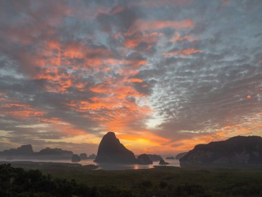 Samed Nang Chee Phang Nga takımadaları üzerinde doğanın muhteşem ışığı bulutlu gökyüzü.