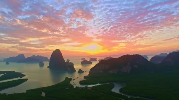 Fotografía Aérea Amanecer Sobre Islas Golfo Phang Nga Desde Mirador — Vídeos de Stock