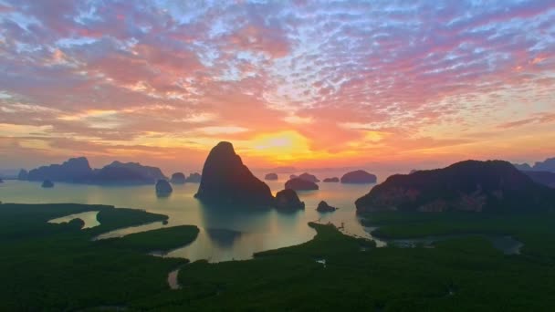 Fotografía Aérea Amanecer Sobre Islas Golfo Phang Nga Desde Mirador — Vídeos de Stock